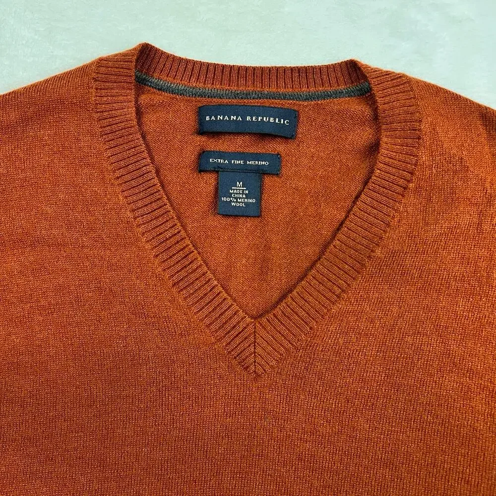 Banana Republic Men's size Medium Extra Fine Merino Wool V-Neck Sweater